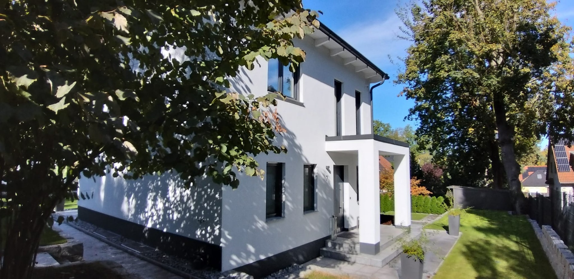 Modernes Bauhaus auf Traumgrundstück mit Doppelgarage und Saunahaus!