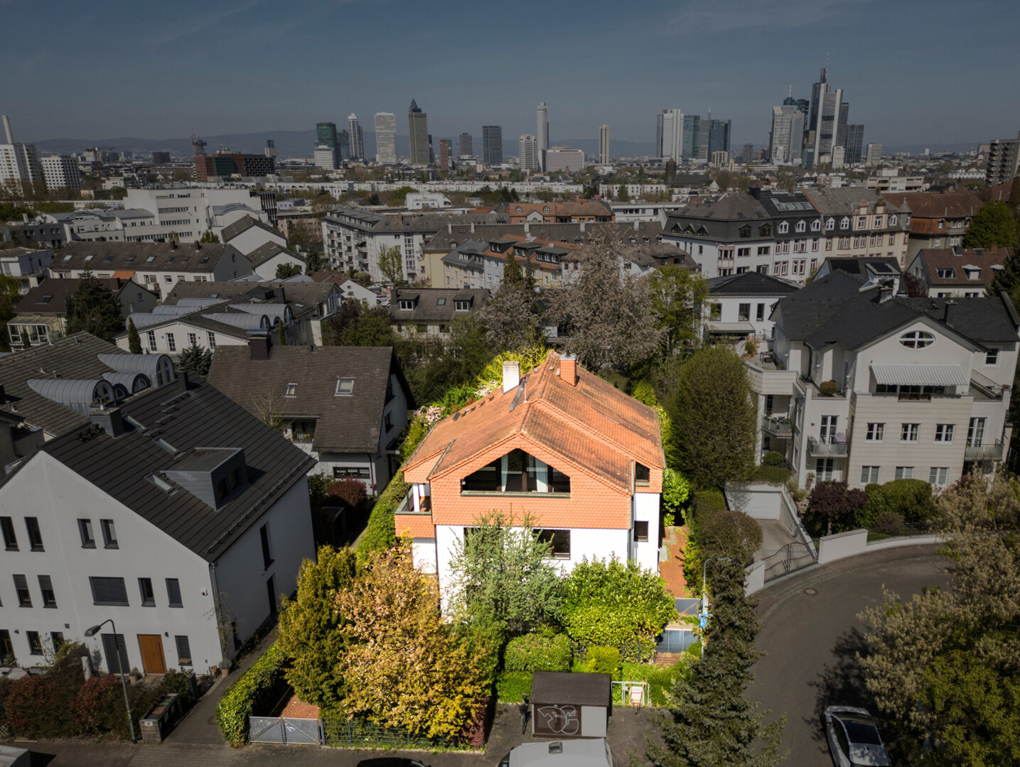 Eleganz trifft Weite: Vielseitiges Architektenhaus mit Garten & Garage in SACHSENHAUSEN-SÜD