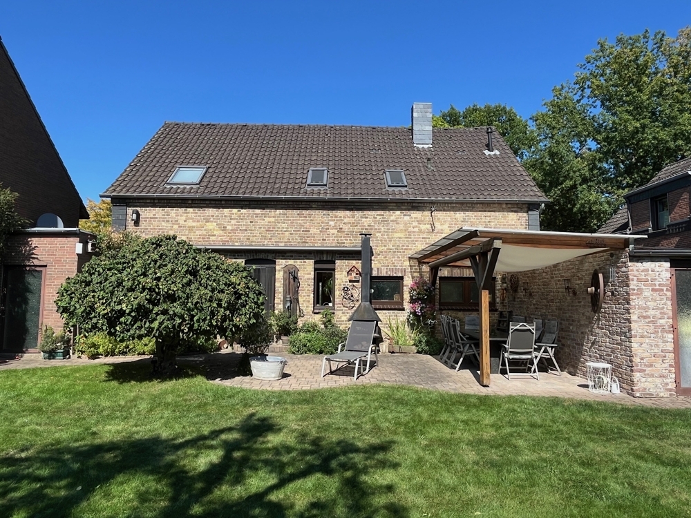 Freistehendes Einfamilienhaus / Baugrundstück in TOP-Lage, Doppelgarage, plus sep. Garten-Grundstück