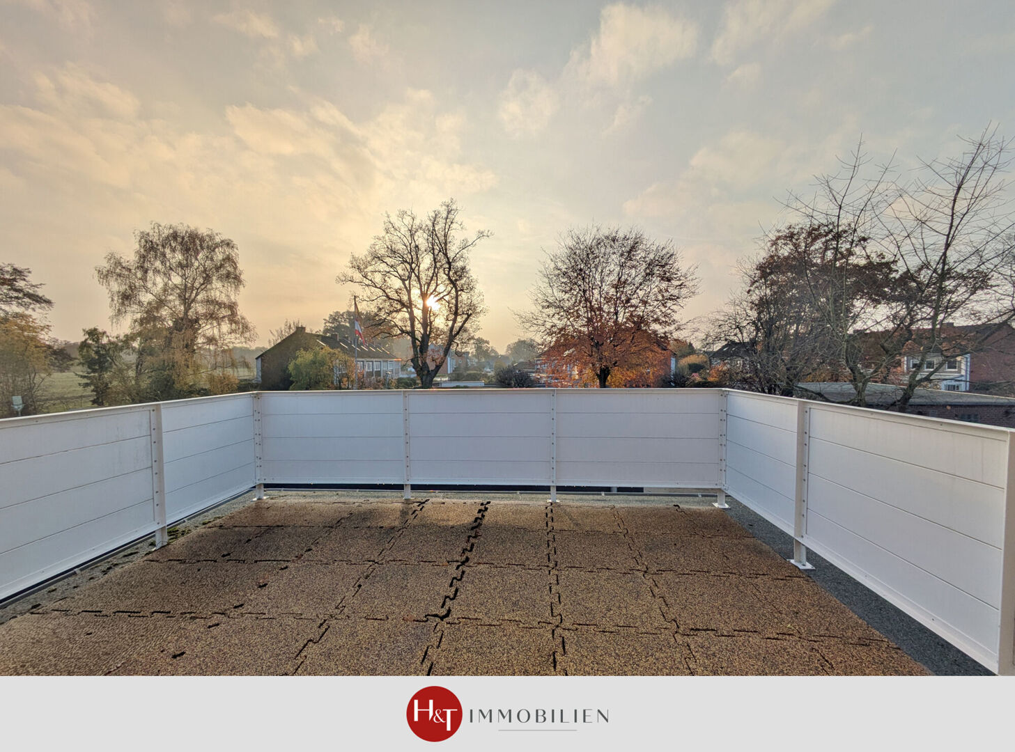 Frisch renoviertes Dachgeschoss mit sonniger Dachterrasse und Carport