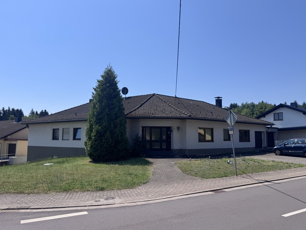 Losheim-Britten: 3,5-Zkb. Eigentumswohnung, ca. 116 m², mit Erker sowie Garage mit Zugang zum Haus
