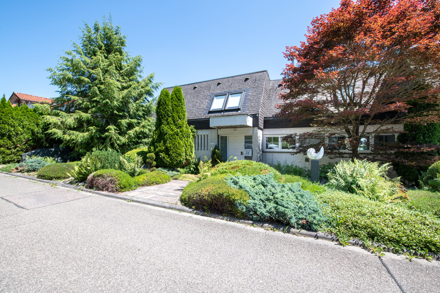 Großzügiges Einfamilienhaus mit Einliegerwohnung, Pool und traumhaftem Garten in WT-Gurtweil