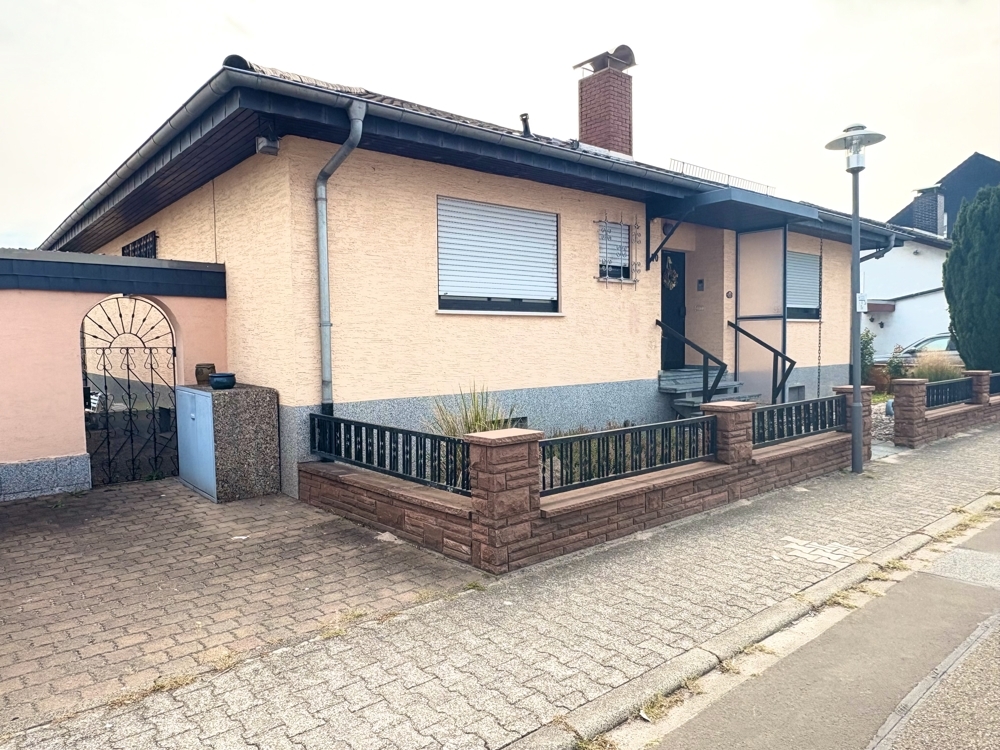 Charmanter Bungalow am Feldrand mit Weitblick - Wohnen auf 125 qm - in Bobstadt