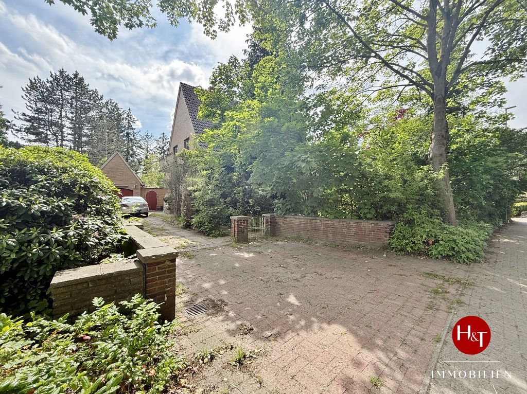 Modernisierungsbedürftiges Einfamilienhaus mit Bauplatz  in Leeste