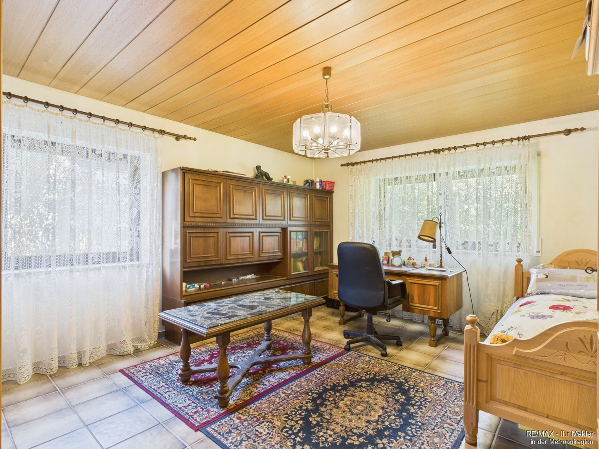 Freistehendes Einfamilienhaus mit großem Grundstück