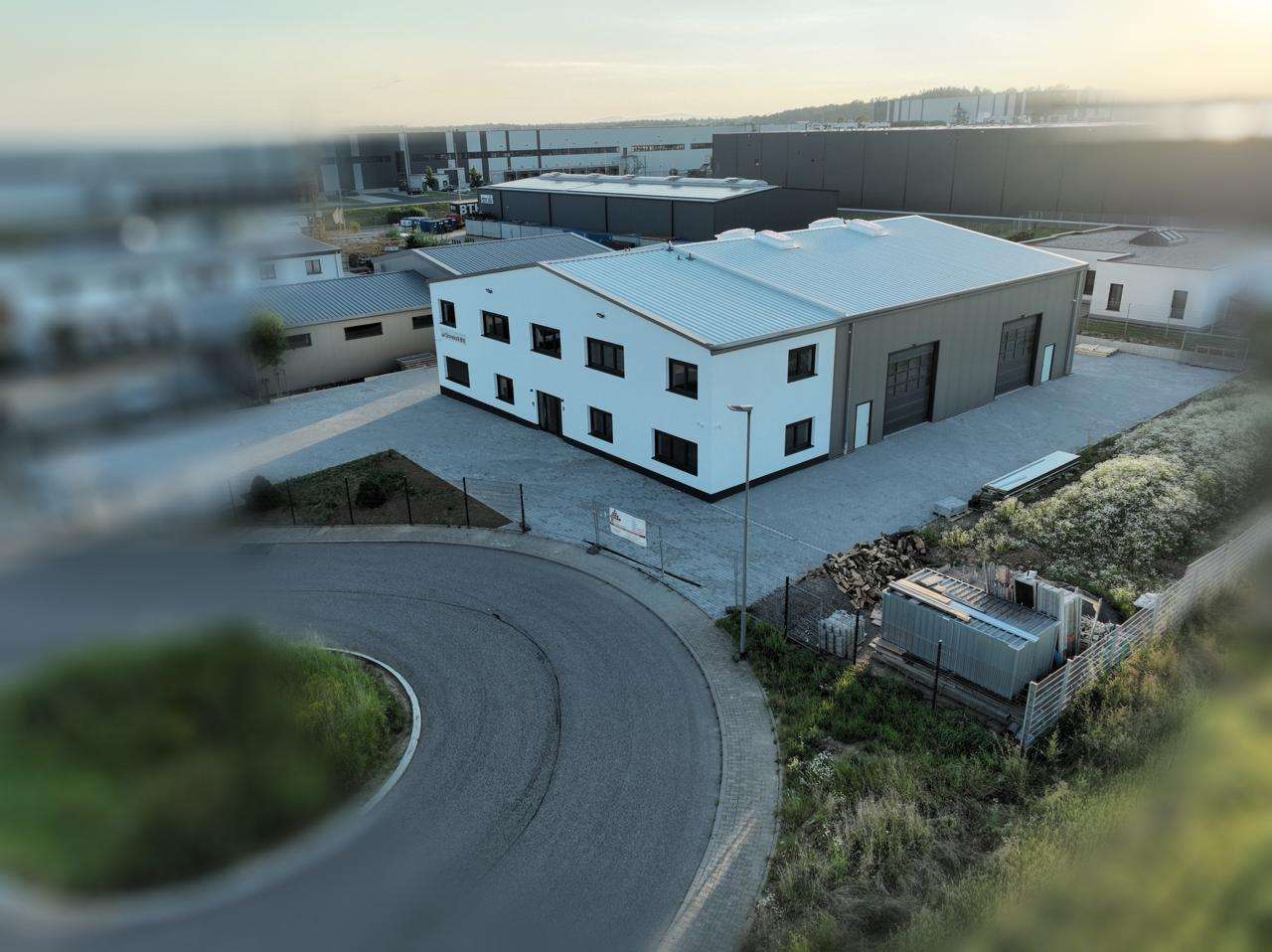 Attraktive Ausstellungs- & Lagerfläche inkl. Büro, ca. 260 m² Lager und 140 m² Büro zu vermieten