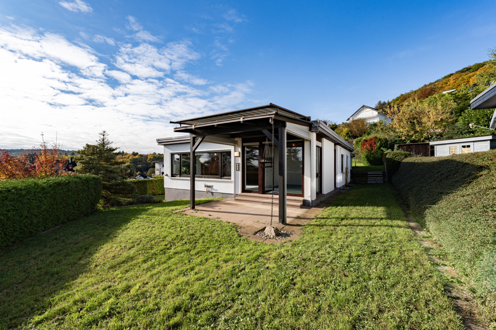 Attraktive Lage, großes Grundstück und moderne Architektur