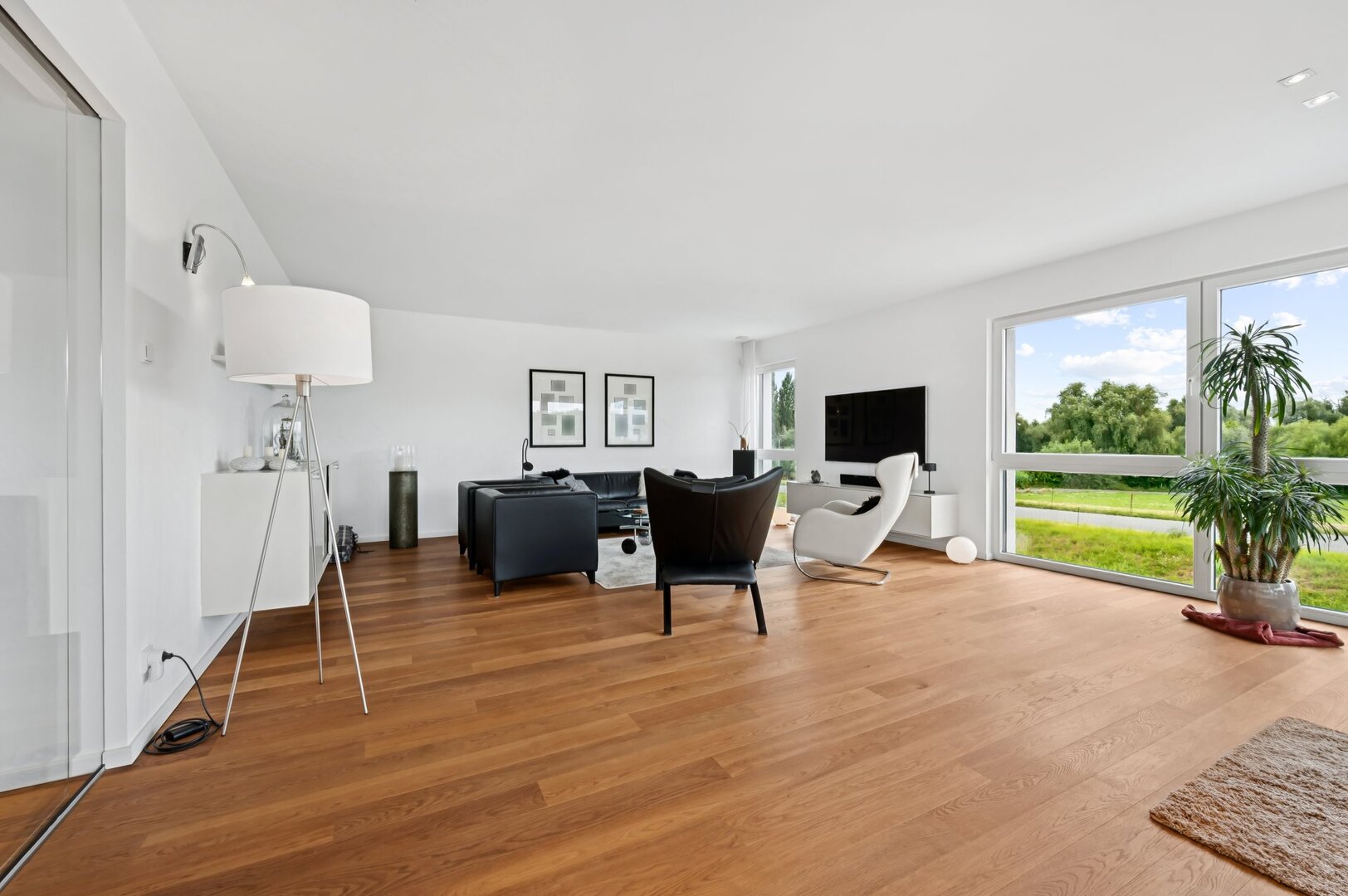 "Penthousecharakter" mit hochwertiger Ausstattung auf 2 Ebenen in unmittelbarer Rheinlage