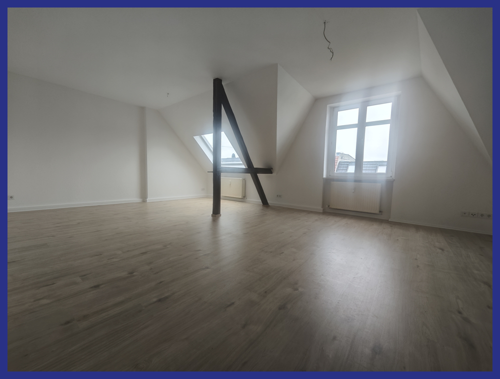 Renovierte und große Dachgeschosswohnung