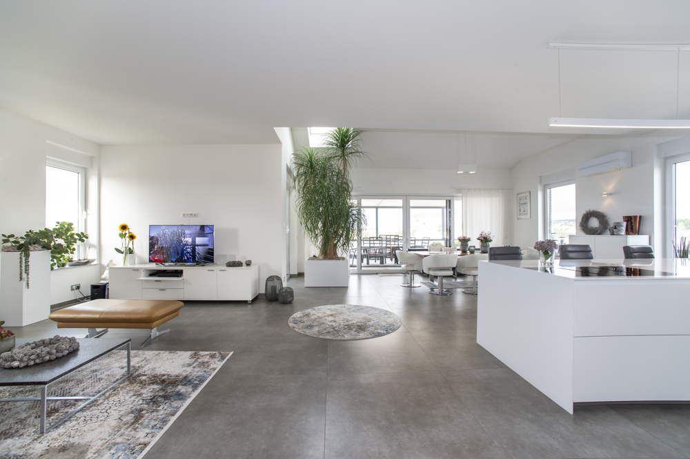 Luxus-Penthouse in zentraler Lage, weitläufig und offen, mit großzügigem Terrassenbereich und barrierefreiem Aufzug.