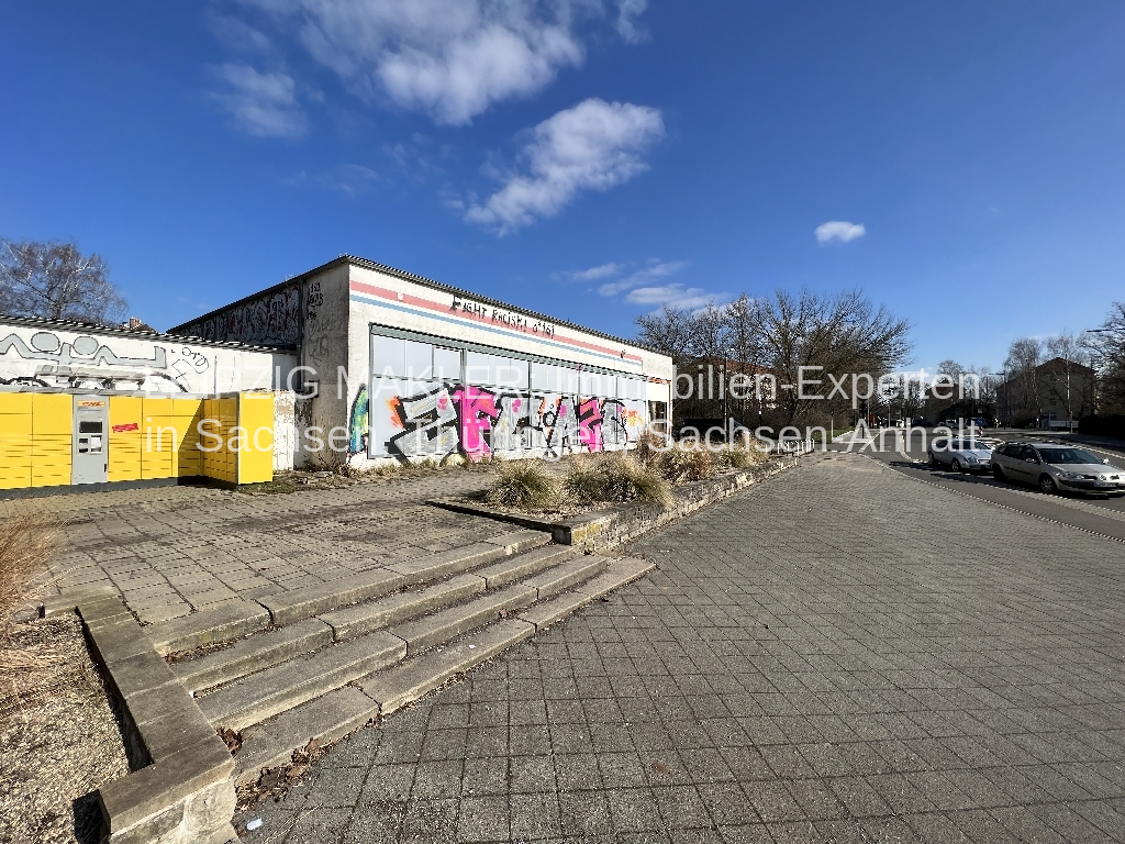 ZU VERKAUFEN: Renovierungsbedürftige ehemalige Kaufhalle mit großen Schaufenstern im Wohngebiet gegenüber neuem REWE Markt
