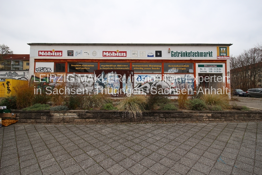 ZU VERKAUFEN: Renovierungsbedürftige ehemalige Kaufhalle mit großen Schaufenstern – als Einzelhandelsfläche nutzbar, im Wohngebiet gegenüber neuem REWE-Markt