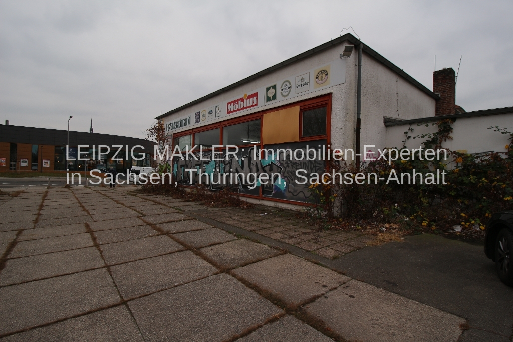 ZU VERKAUFEN: Ehemalige Kaufhalle mit großen Schaufenstern – ideal als Lager-, Handels- oder Gewerbefläche im Wohngebiet gegenüber neuem REWE-Markt