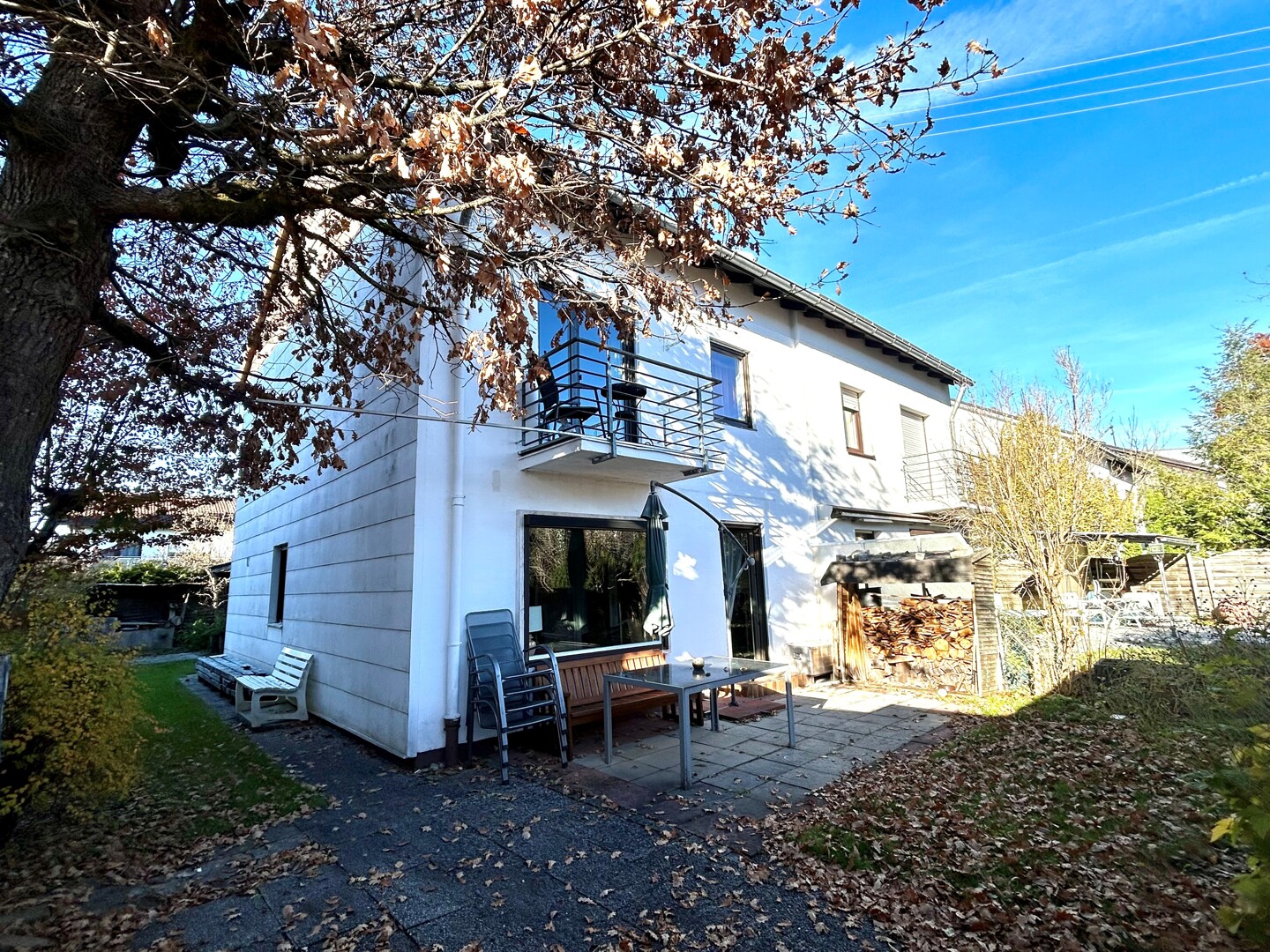 Grundsolide Doppelhaushälfte im Grünen!