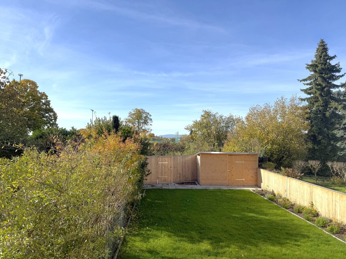 BLICK INS GRÜNE! SOFORTBEZUG! GROßES EINFAMILIENHAUS (REIHE) MIT GARTEN UND GARAGE!