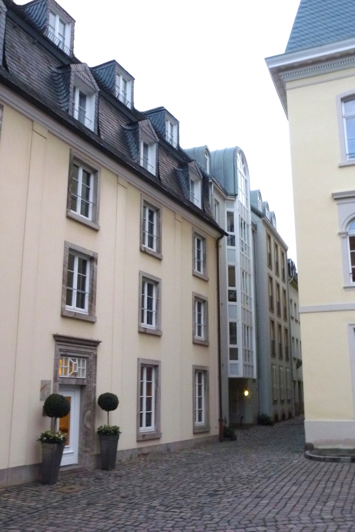 BESTLAGE CITADELLVIERTEL:
1 Min. RHEINUFER, 2 Min. CARLSPLATZ, 3. Min. ALTSTADT, 5. Min. KÖNIGSALLEE