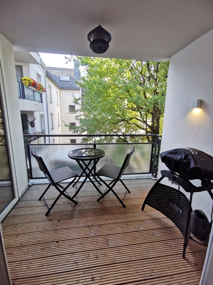 NEUE FOTOS nach RENOVIERUNG:
1 Min. RHEINUFER, 2 Min. CARLSPLATZ, 3. Min. ALTSTADT, 5. Min. zur KÖ!