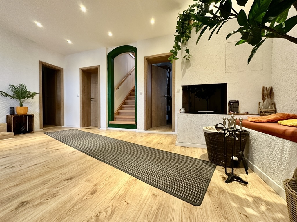 Staunen -  Verlieben - Einziehen - Wohlfühlen
Modern möbliertes Bauernhaus mit Geschichte - die besondere Immobilie in Rennsteignähe