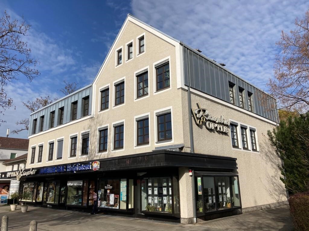 Voll ausgestatteter und möblierter Büroraum