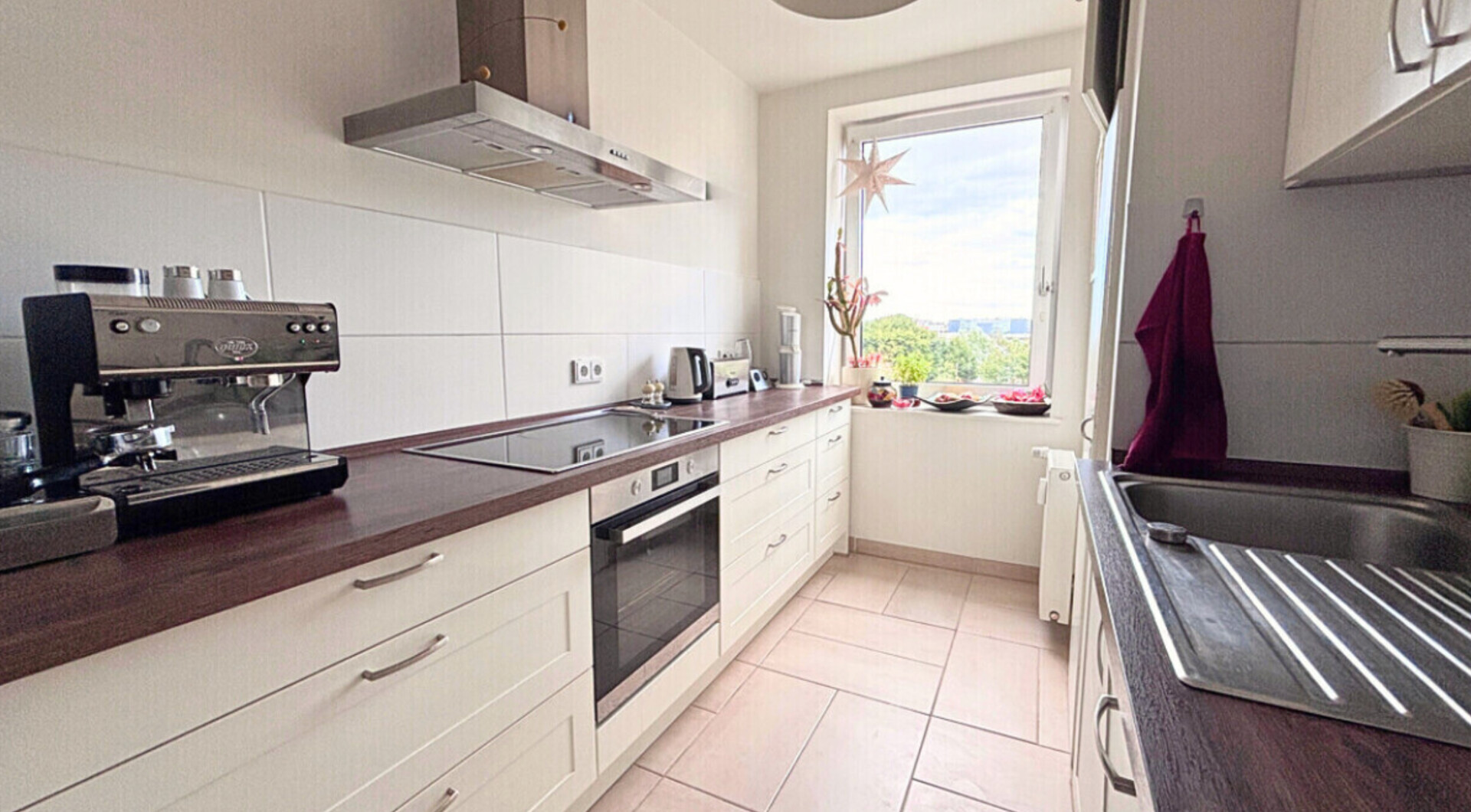 Dein neues Kapitel in Hamburg
wartet auf Dich! 3 Zimmer , toller
Ausblick, modernisiert