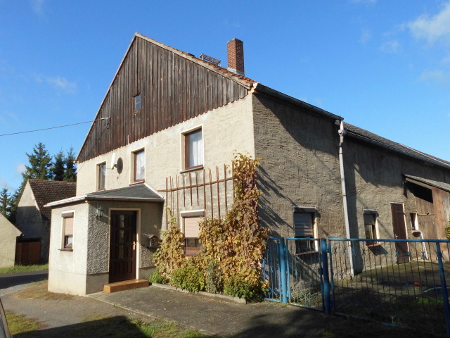 Ländliches Wohnhaus mit großem Grundstück