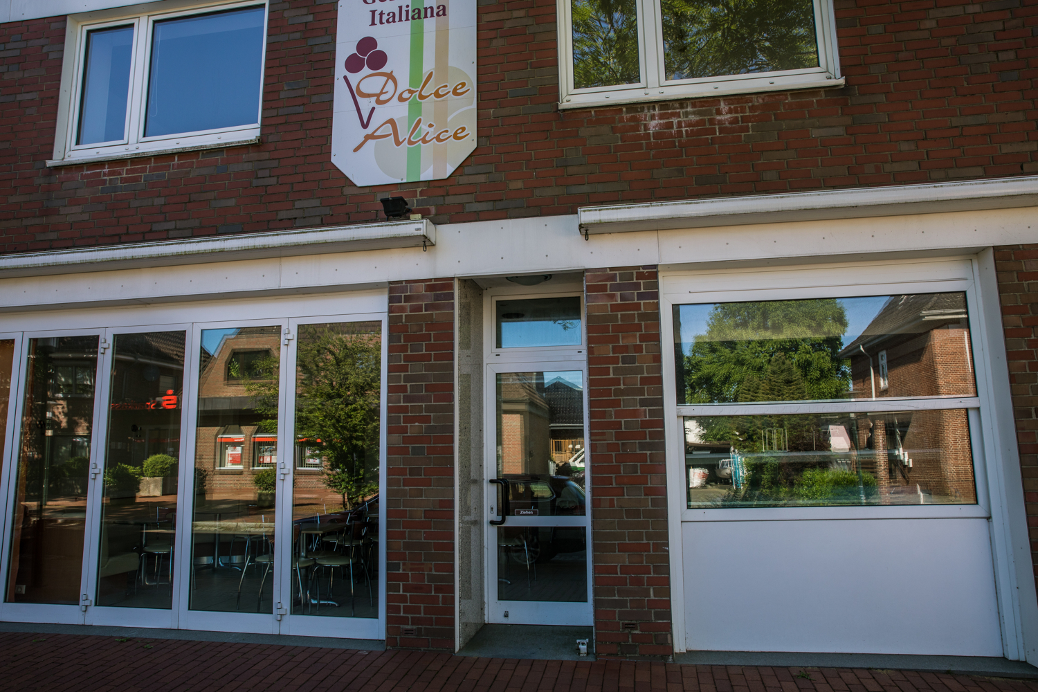 voll ausgestattetes Eiscafe mit Wohneinheit zur Miete