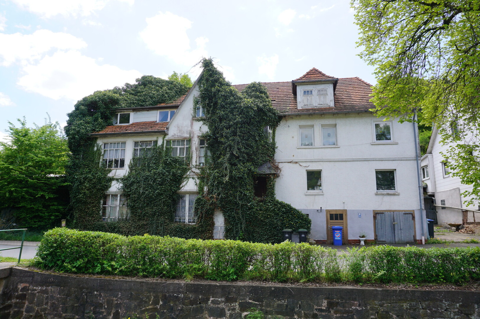 Großzügiges Haus mit Sanierungsbedarf. Keine Käuferprovision!