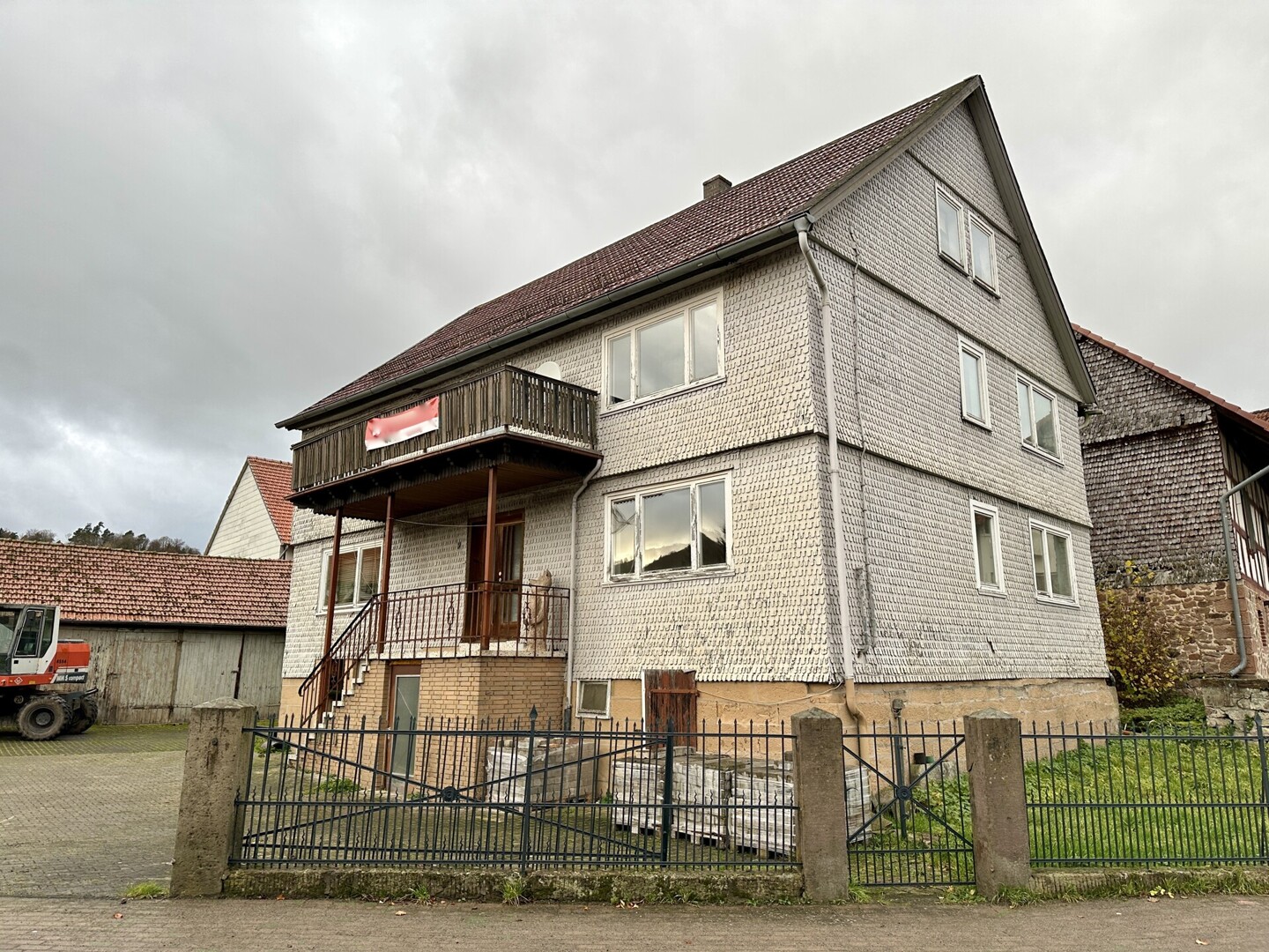 Sanierungsbedürftiges Landhaus mit Hof und Scheune in Knüllwald OT! Keine Käuferprovision!