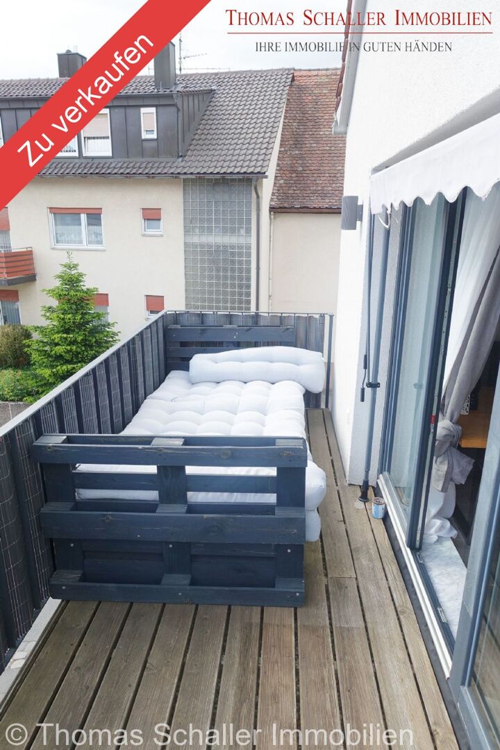 Kernsanierte, moderne 2 Zimmer-Dachstudio-Wohnung mit großen Balkon, EBK & Stellplatz in Cadolzburg