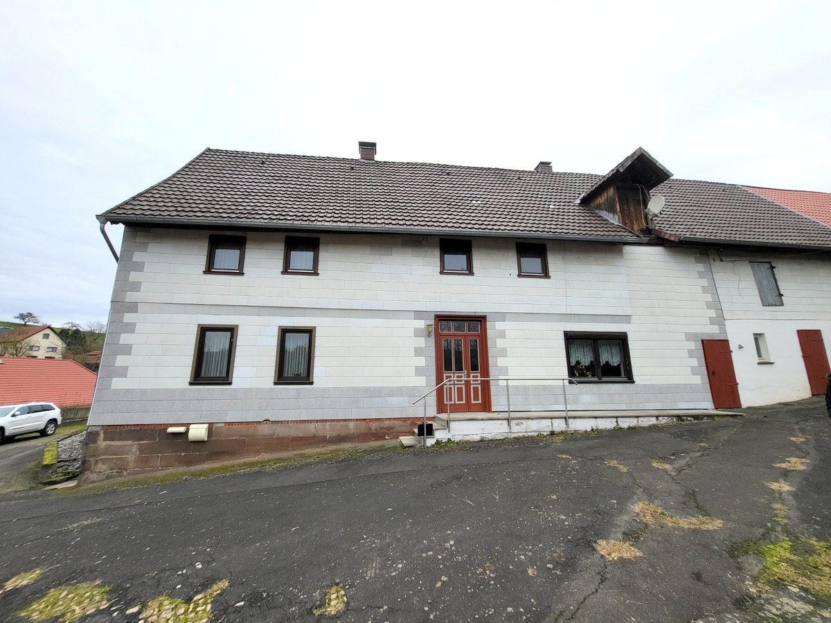 Resthof in Elvershausen. Im EG einziehen und das OG weiter sanieren.