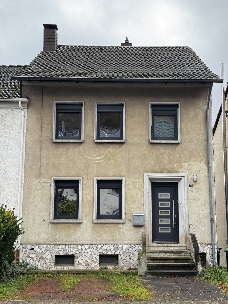 Überherrn-Bisten: Familiendomizil mit ca. 127m² Wfl., Garten und einer Garage auf 380 m² Grundstück