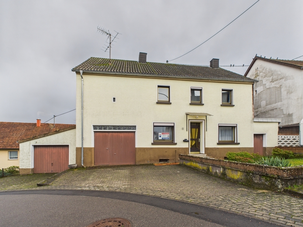 Freistehendes Einfamilienhaus ca. 131m² mit 7 Zimmer, Garten und 2 Garagen. Viel Raum für Ihre Ideen