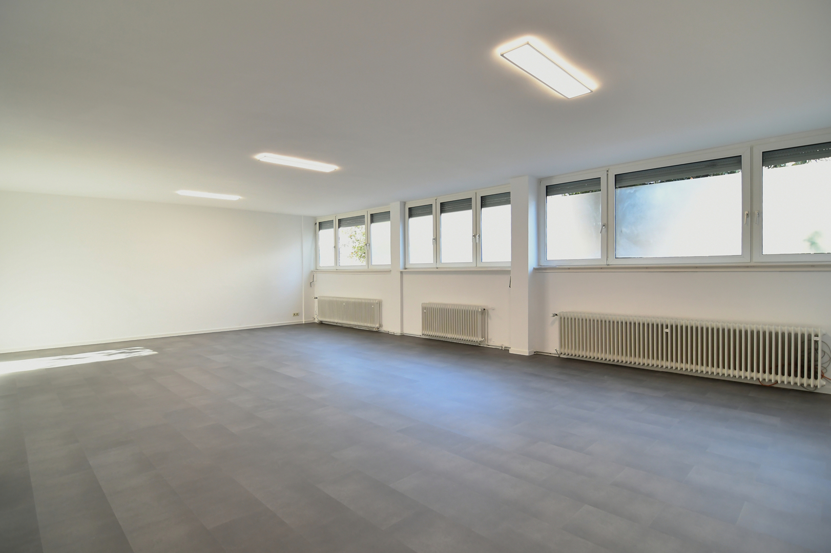 Ein bis drei Räume, Empfang, WC + Teeküche... frisch renoviert extra für Sie!