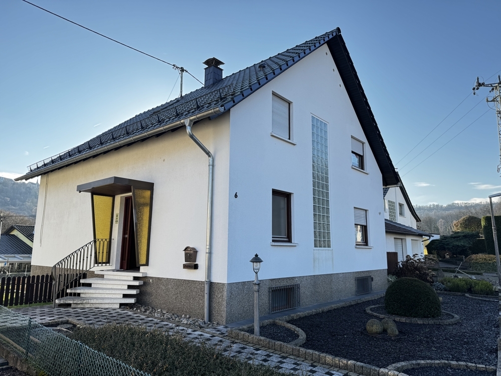 Modernisiertes EFH, ca. 120 m² Wfl., mit Balkonen, 2 Garagen und Garten in Südlage, Grundst. 560 m²