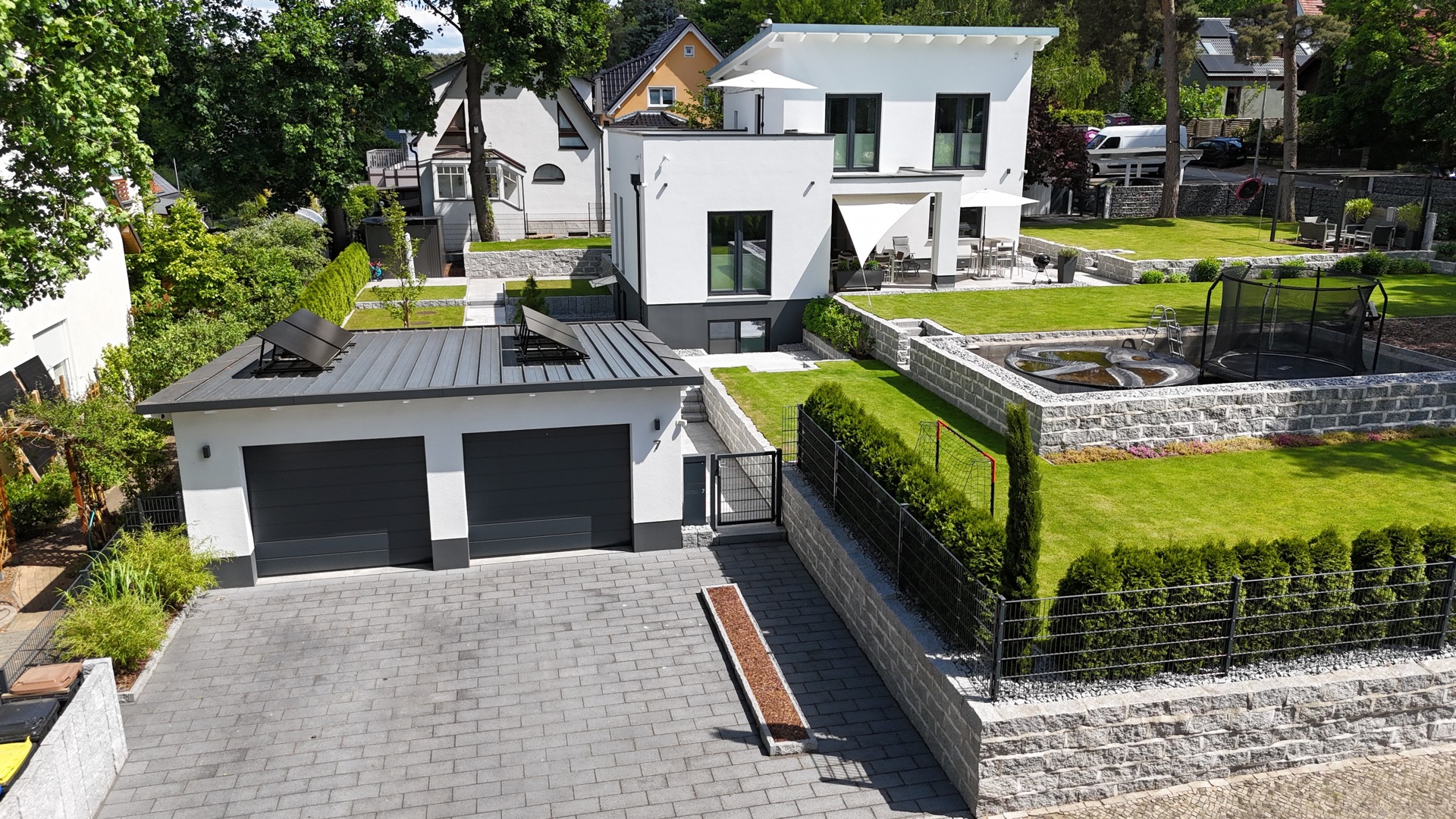 Modernes Bauhaus auf Traumgrundstück mit Doppelgarage, Carport und Poolhaus!