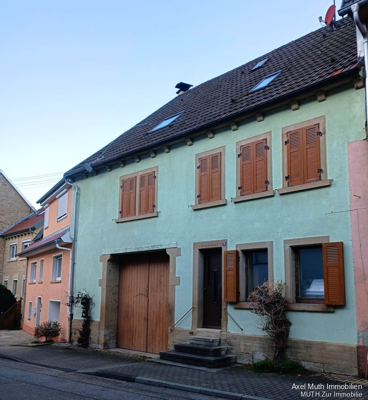 Vielseitiges Sandsteinhaus von 1897 mit Hof & Scheune + Grundstück
Ideal für Hand- u. Heimwerker