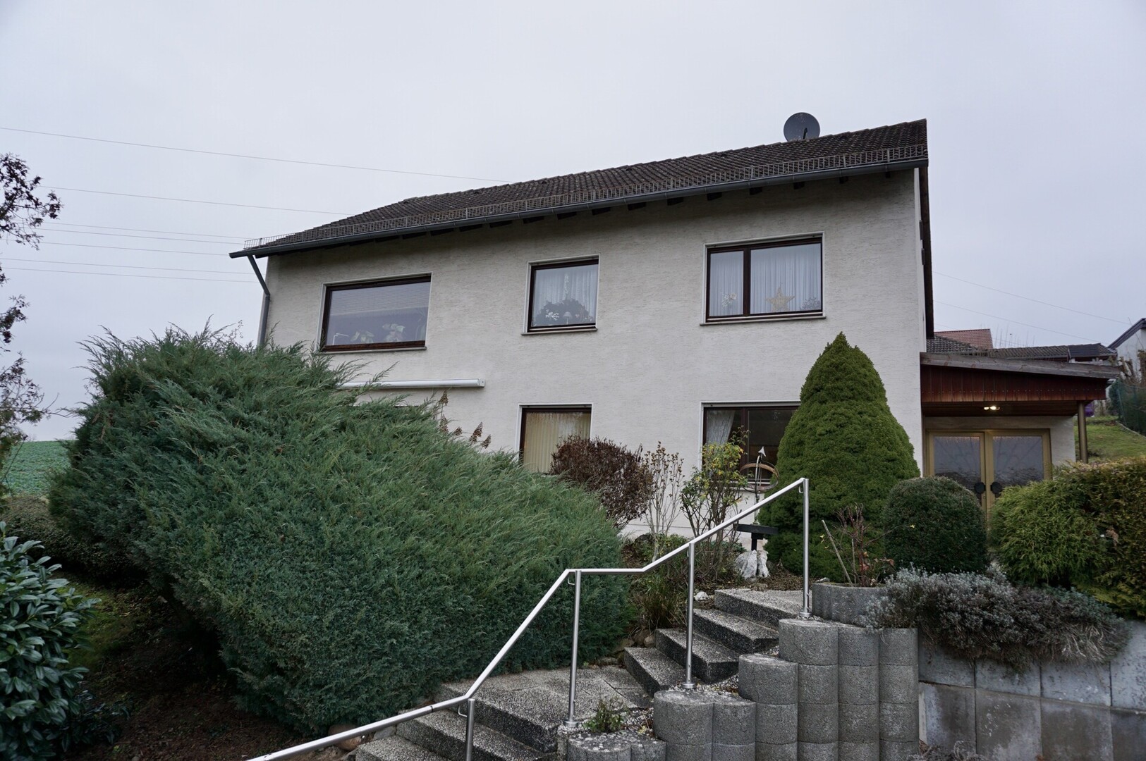 Attraktives Zweifamilienhaus in ruhiger, naturnaher Lage. Keine Käuferprovision!