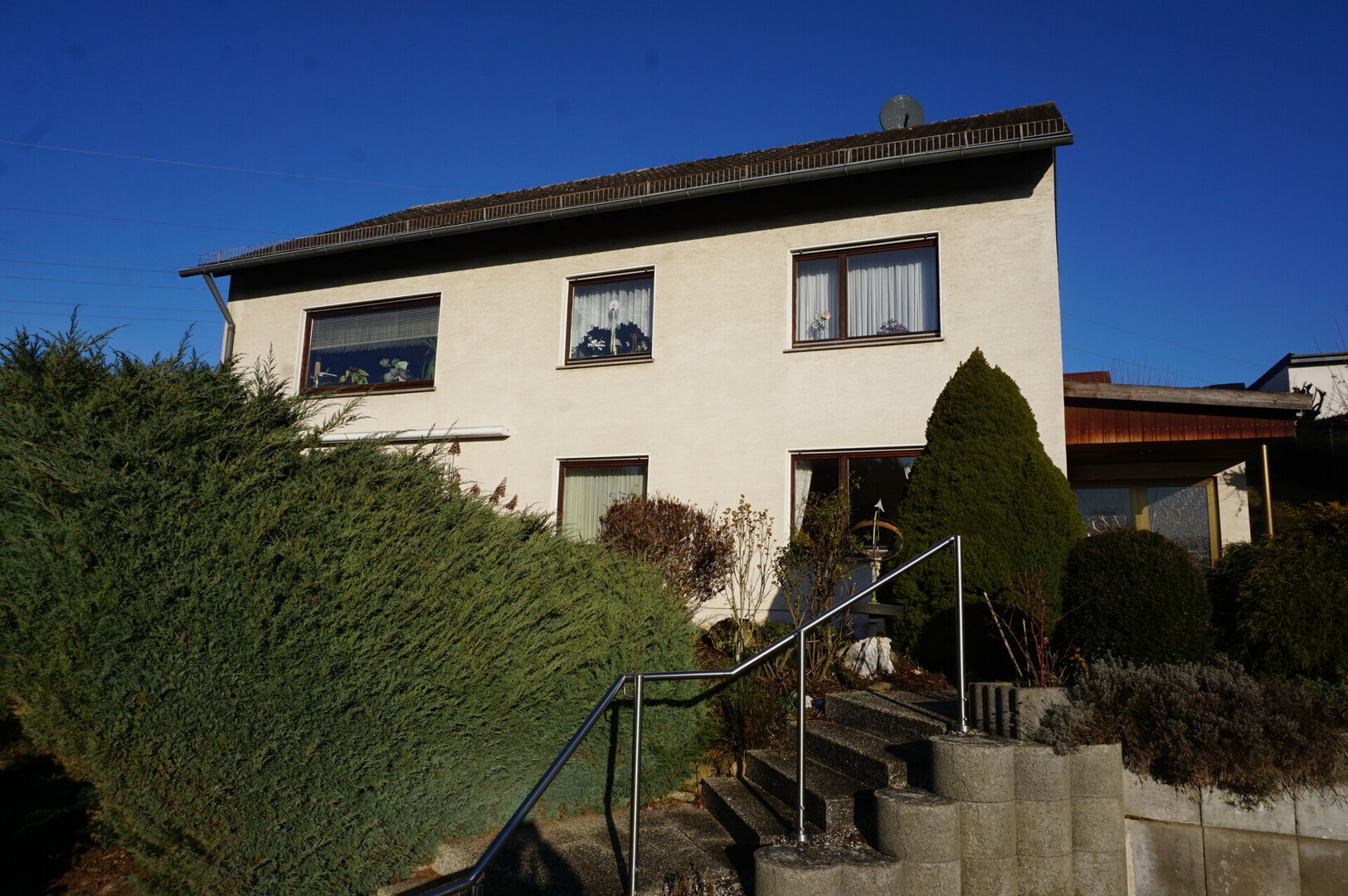 Attraktives Zweifamilienhaus in ruhiger, naturnaher Lage. Keine Käuferprovision!