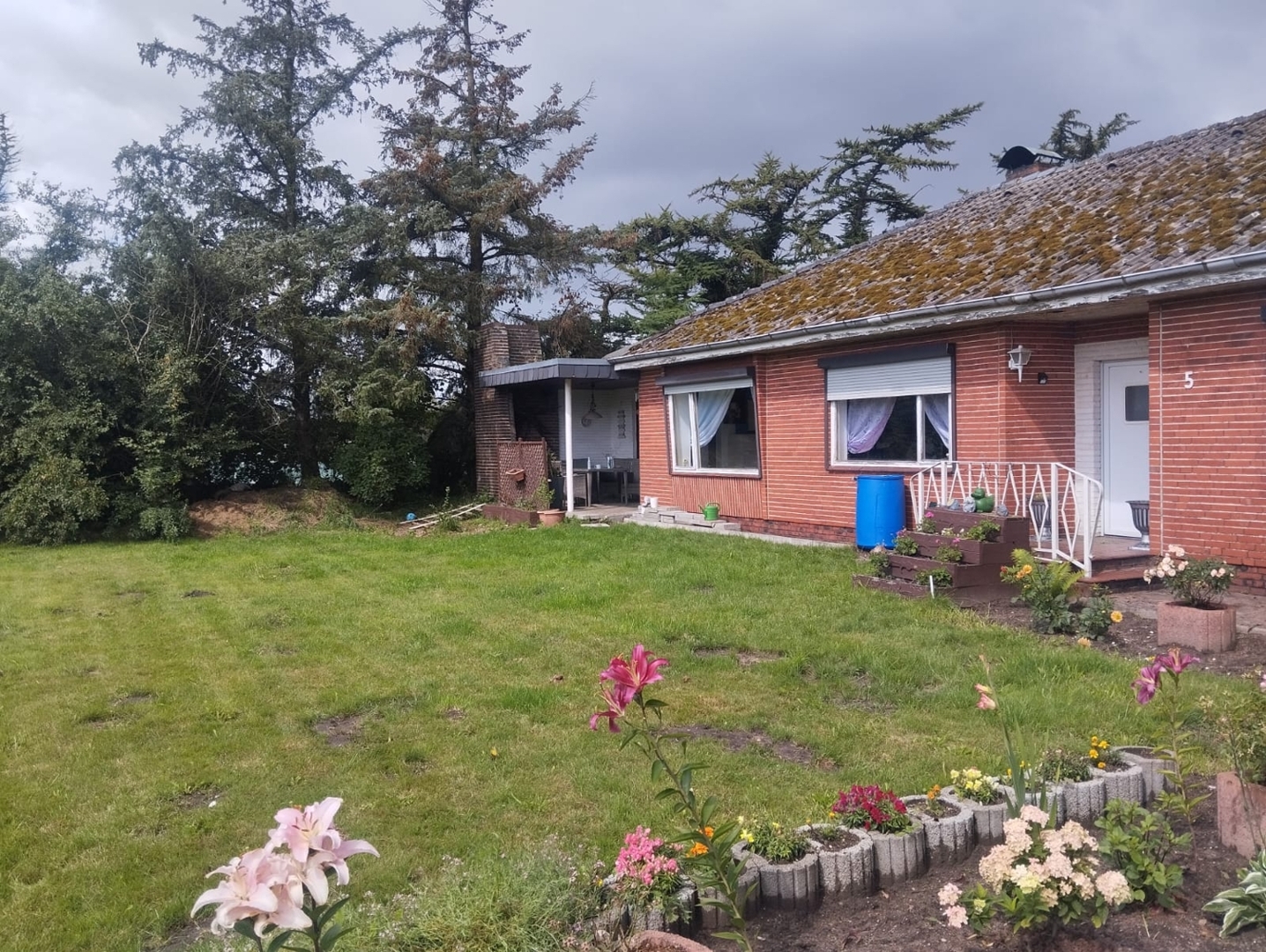 EFH mit 3 Garagen, Stall, 4 SP und ca. 2.638 m²
 Grundstück