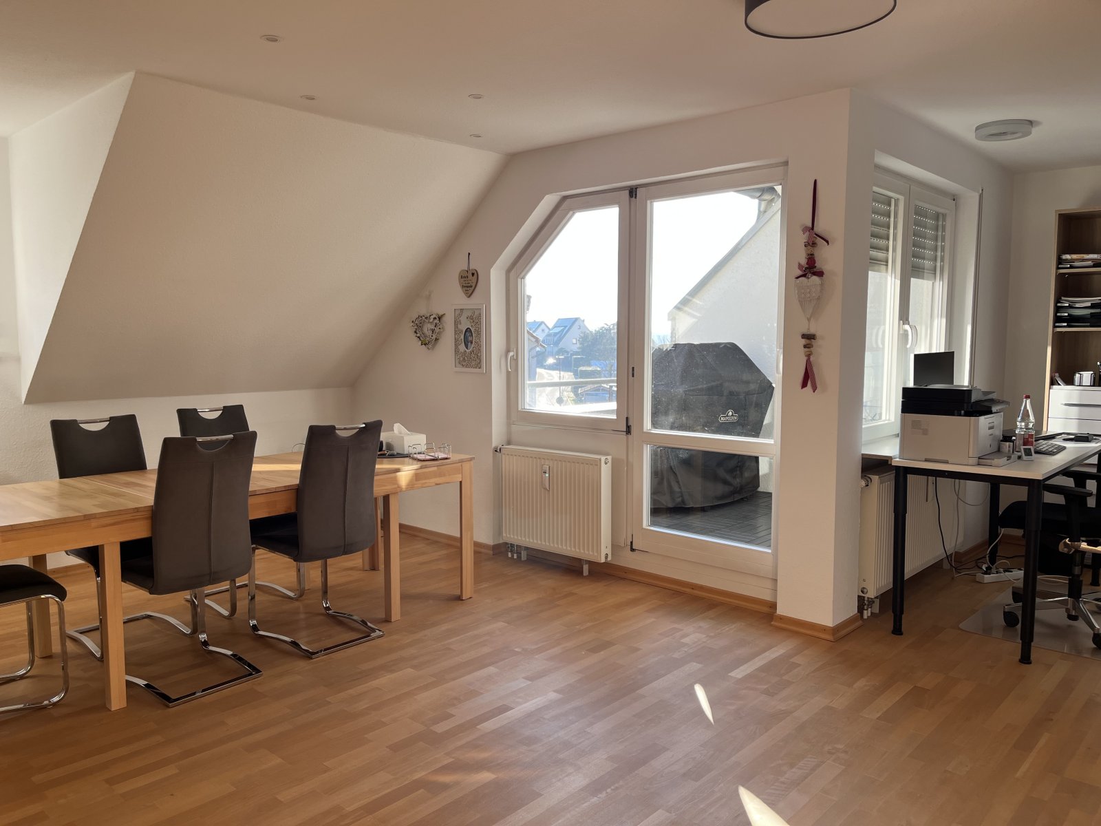 Ehningen: Sonnige 3.5 ZW-Maisonette mit Garage und Stellplatz