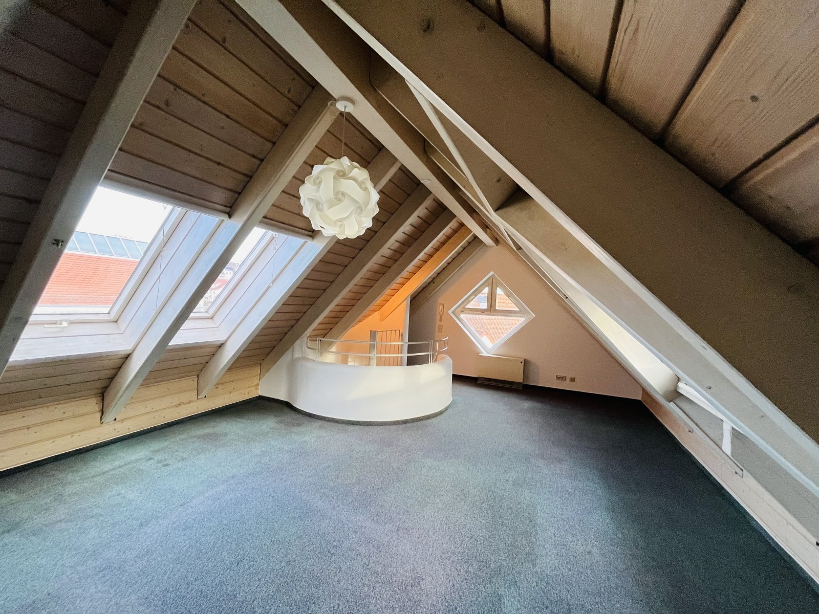 Aidlingen: Zentral gelegene und ruhige Maisonette-Wohnung