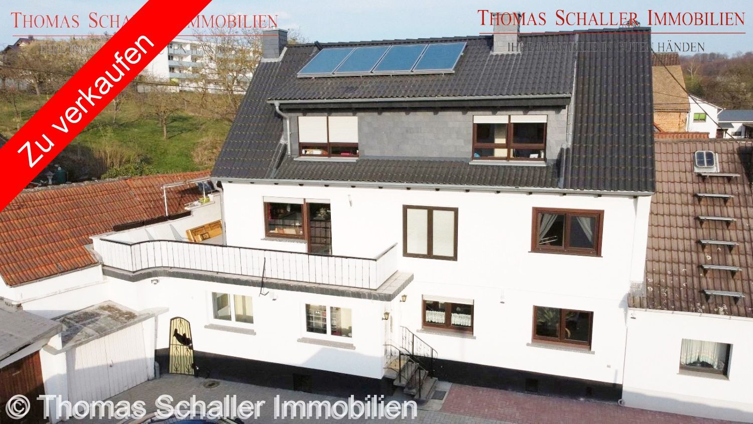 Zweifamilienhaus mit Nebengebäude, 2 Garagen und modernisierter Ausstattung