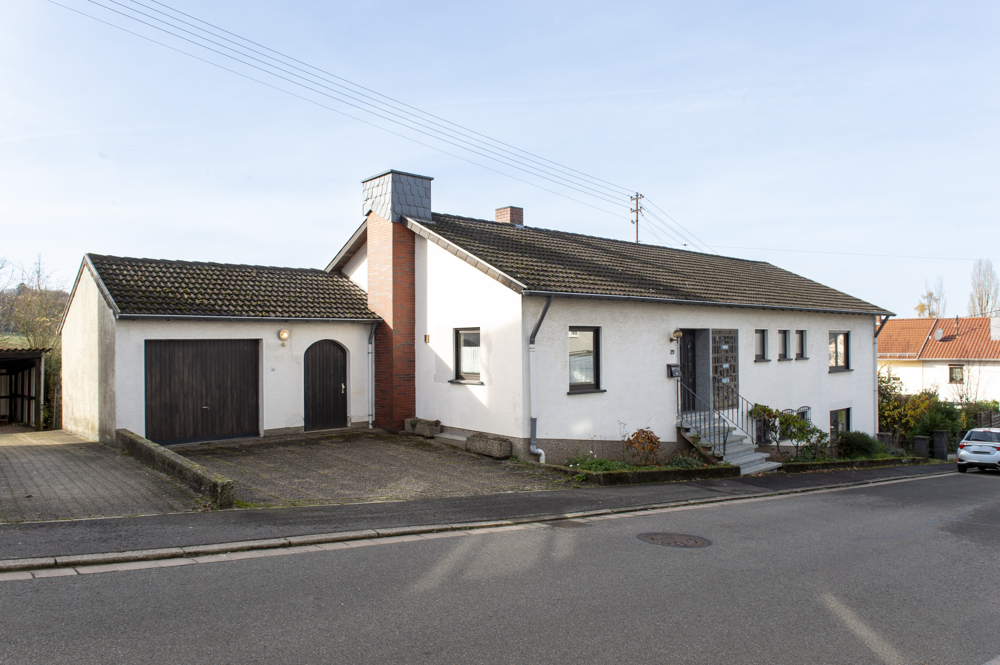 Freistehender Bungalow mit Einliegerwohnung und herrlichem Garten.