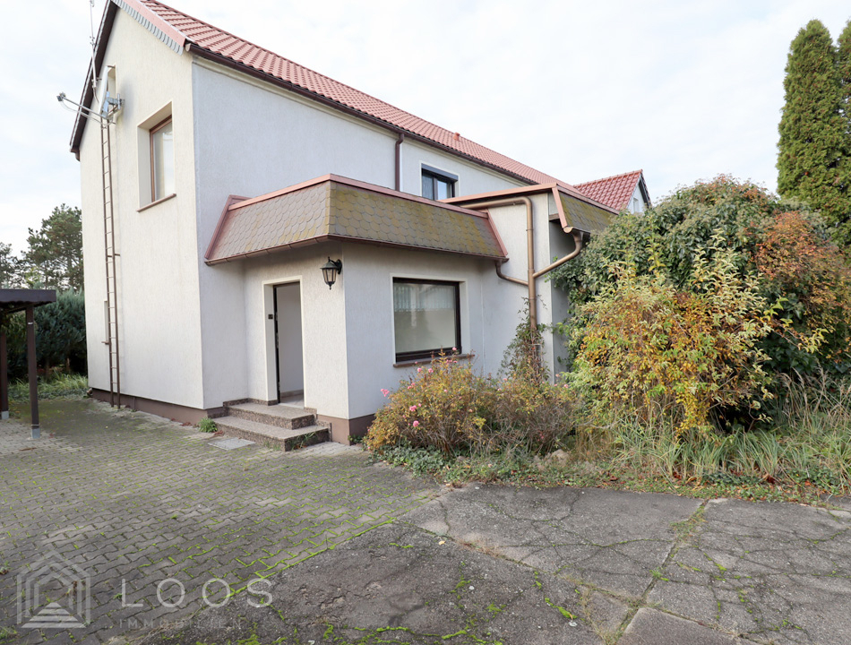 Zuhause für zwei: Zweifamilienhaus mit viel Grün und Biotop