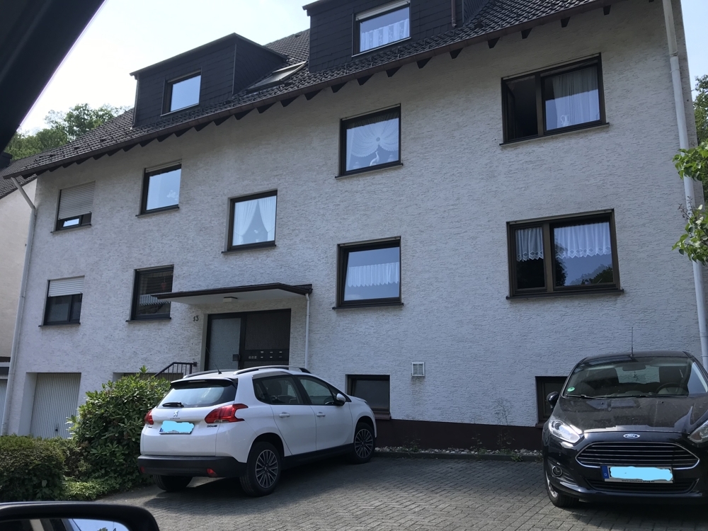 Schöne 3 Zimmer Wohnung im DG in ruhiger, schöner, grüner Lage mit Balkon und Sellplatz