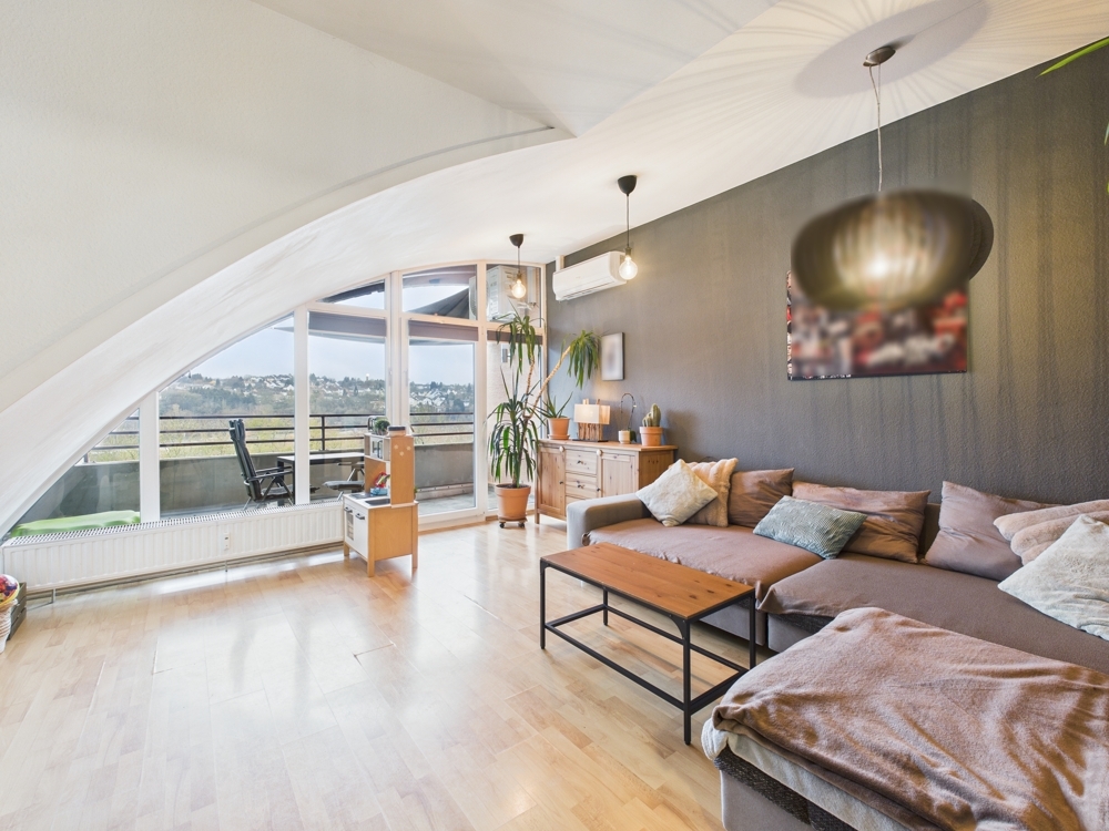 Außergewöhnliche Dachgeschosswohnung mit Loggia & Blick ins Grüne