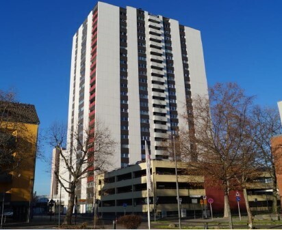 Großzügig geschnittene 2-Zimmer-Wohnung mit Loggia, Gäste-WC und Garage