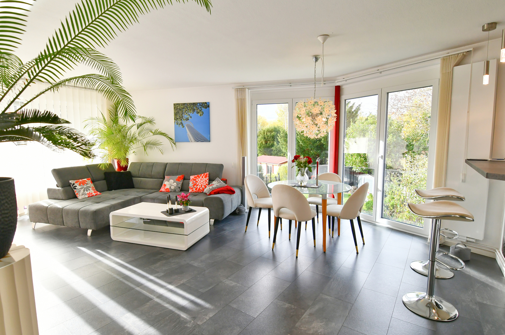 RESERVIERT!!! Schöne Wohnung mit 1a Infrastruktur + 2 TG Plätze