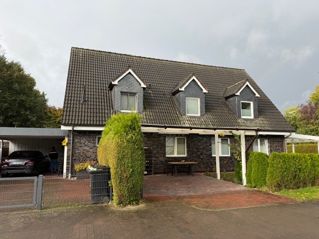 Kernsaniertes Einfamilienhaus in zwei Doppelhaushälften unterteilt