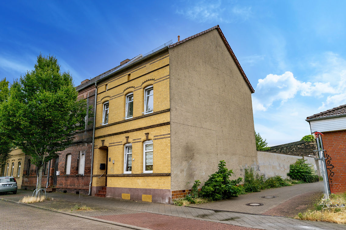 Charmantes Reihenendhaus mit Altbauflair und Garten – vielseitig nutzbar in zentraler Lage !